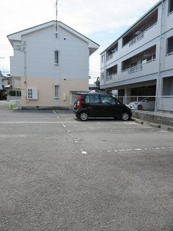 駐車場(車をお持ちの方に嬉しい駐車場付きの物件です)