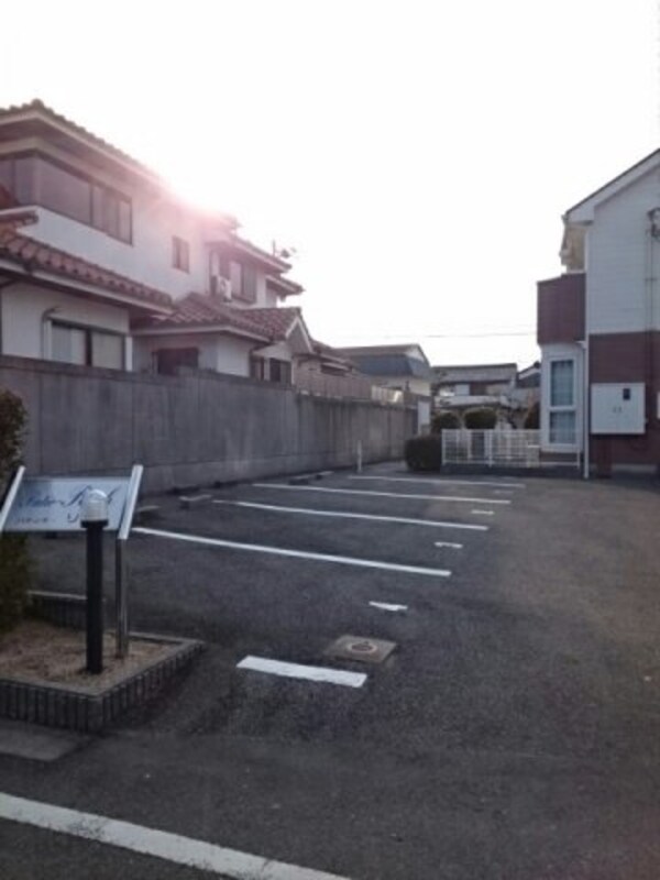 駐車場(駐車場があるので、車を買う予定の方も安心です)