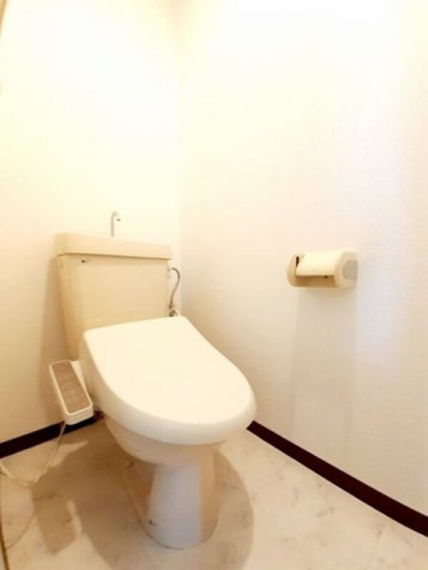 トイレ(落ち着いた色調のトイレです)