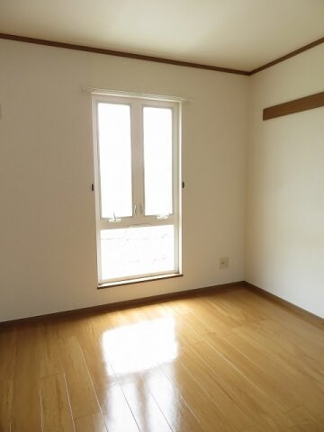 内装他(明るい色調の室内です)