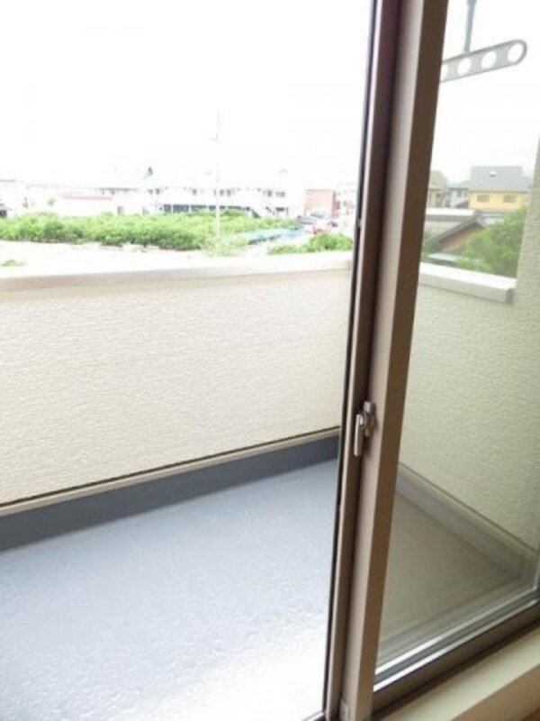 バルコニー(外からの目が気にならないバルコニーで洗濯物が干せます)
