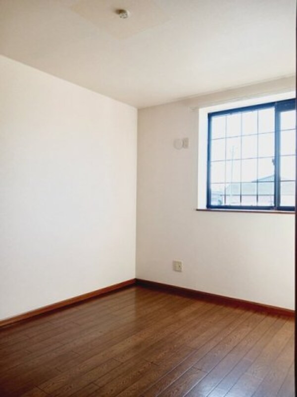 内装他(明るい色調の室内です)