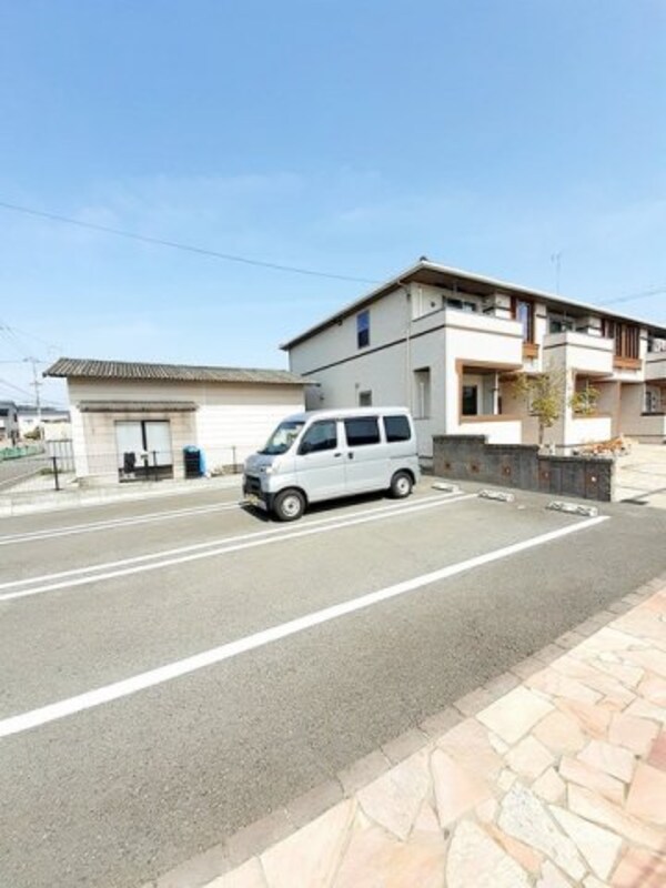 駐車場(駐車場があるので、車を買う予定の方も安心です)