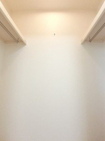 物件内観写真14　(小物を収納するのに便利です)