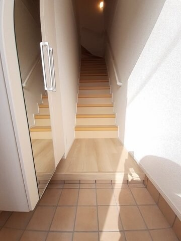 物件内観写真15　(ゆったりとした玄関です)