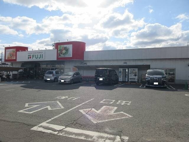 物件外観写真3　(フジ高岡店様まで350m)