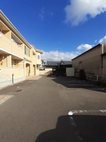 物件外観写真2　(駐車場があるので、車を買う予定の方も安心です)