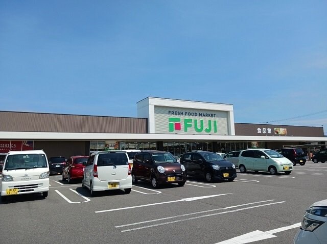 物件外観写真3　(フジ松前店様まで1600m)
