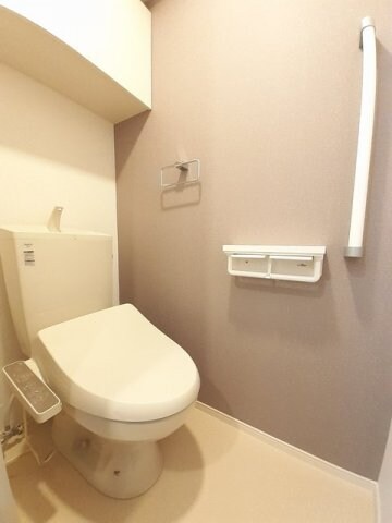 物件内観写真16　(ゆったりとした空間のトイレです)