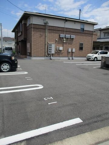 物件外観写真2　(駐車スペースもあります)