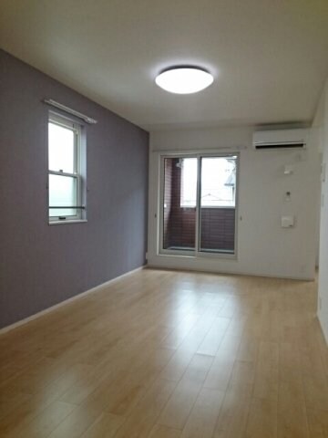 物件内観写真8　(ゆったりとしたリビングです)