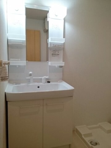 物件内観写真15　(ゆったりとスペースのある洗面所)