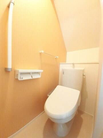 物件内観写真16　(ゆったりとした空間のトイレです)