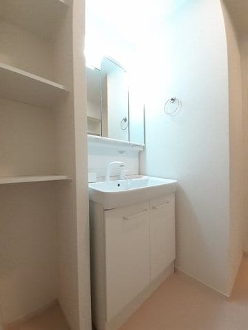 物件内観写真17　(明るい洗面所です)