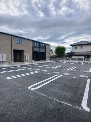 物件外観写真2　(駐車場があるので、車を買う予定の方も安心です)