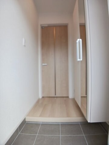 物件内観写真15　(収納もある玄関です)