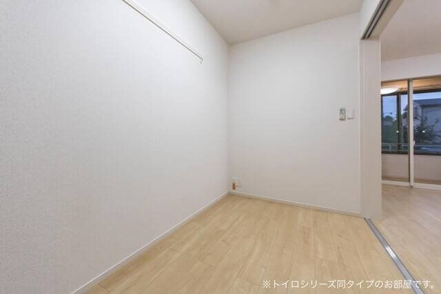 物件内観写真10　(明るい色調の室内です)