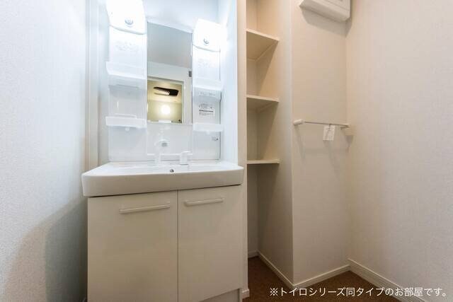 物件内観写真14　(ゆったりとスペースのある洗面所)