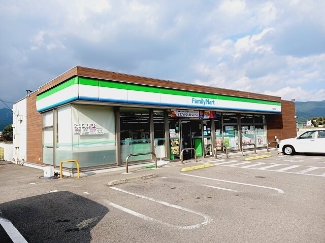 物件外観写真5　(ファミリーマート東温南方店様まで600m)