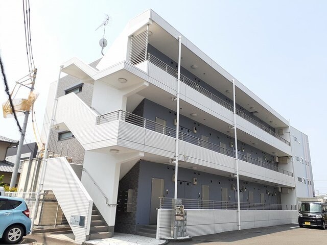 物件外観写真1　(外観は落ち着いています)