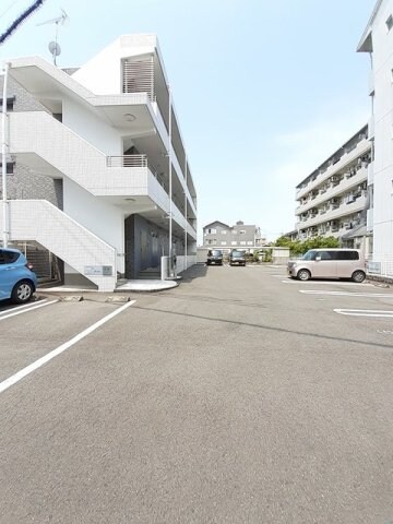 物件外観写真2　(駐車場があるので、車を買う予定の方も安心です)