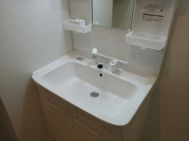 物件内観写真12　(明るい洗面所です)