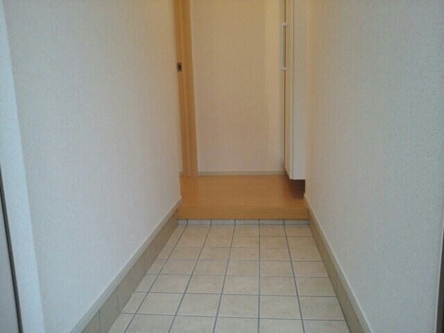 物件内観写真19　(ゆったりとした玄関です)