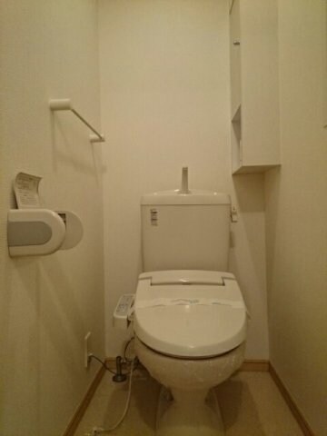 物件内観写真14　(落ち着いた色調のトイレです)