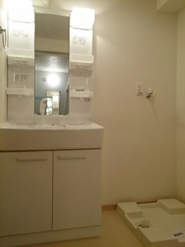 物件内観写真15　(明るい洗面所です)