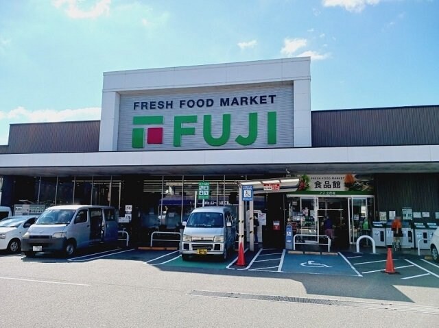 物件外観写真3　(フジ立花店様まで800m)