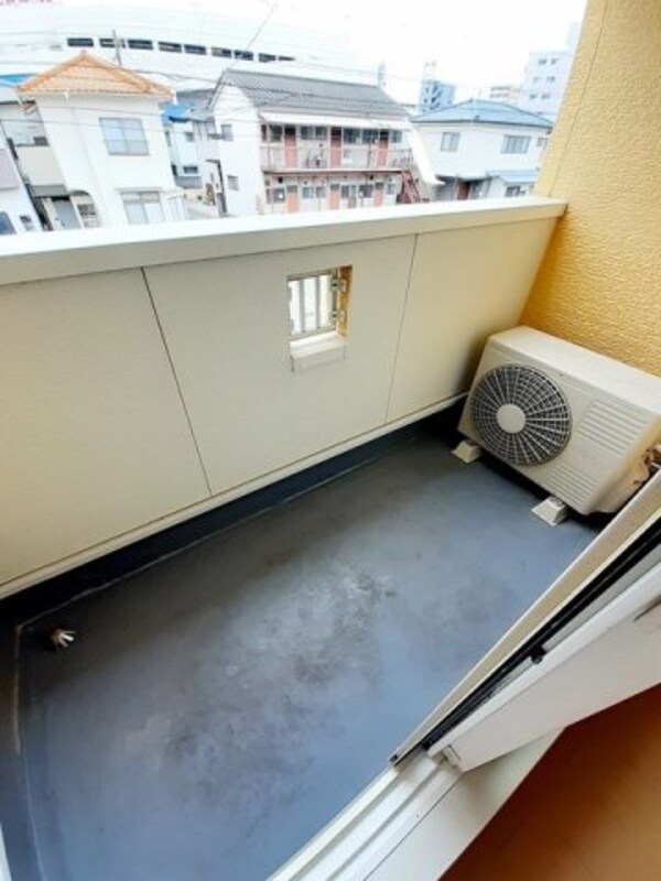 バルコニー(外からの目が気にならないバルコニーで洗濯物が干せます)