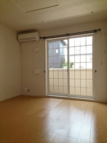 物件内観写真8　(こちらのリビングで趣味の時間をお楽しみください)