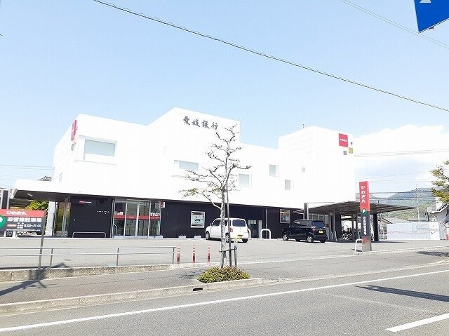 物件外観写真6　(愛媛銀行桑原支店様まで450m)