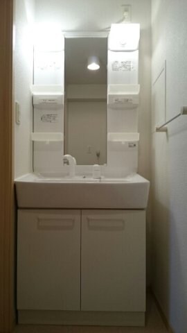 物件内観写真17　(ゆったりとスペースのある洗面所)