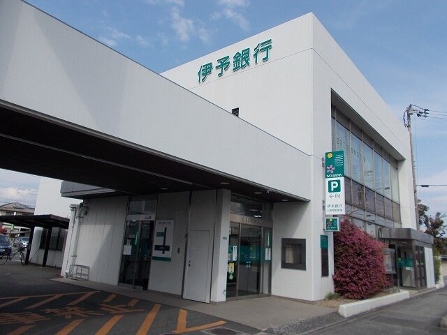 物件外観写真5　(伊予銀行椿支店様まで650m)