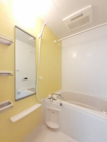 物件内観写真11　(日々の疲れを癒すお風呂付です)