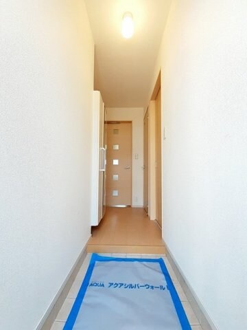 物件内観写真15　(明るい玄関です)