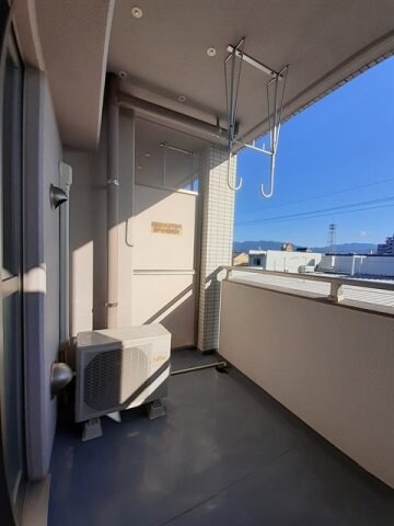 物件内観写真18　(外からの目が気にならないバルコニーで洗濯物が干せます)