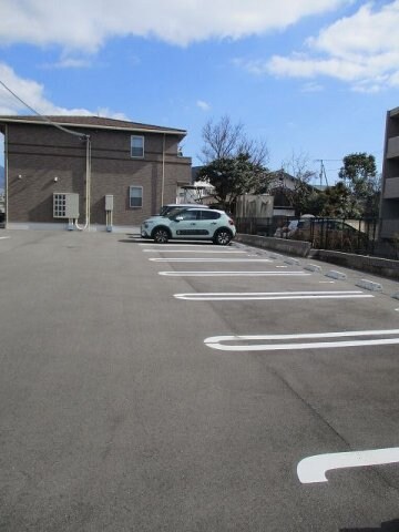 物件外観写真2　(駐車場に車を止められます)
