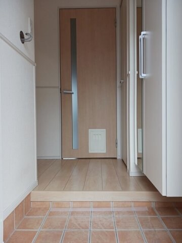 物件内観写真15　(明るい玄関です)