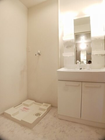 物件内観写真17　(広い洗面スペース)