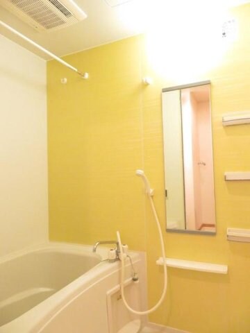 物件内観写真11　(日々の疲れを癒すお風呂付です)