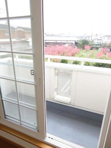 物件内観写真16　(暖かな日差しのふりそそぐバルコニー)