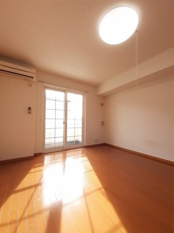 物件内観写真9　(明るい色調の室内です)