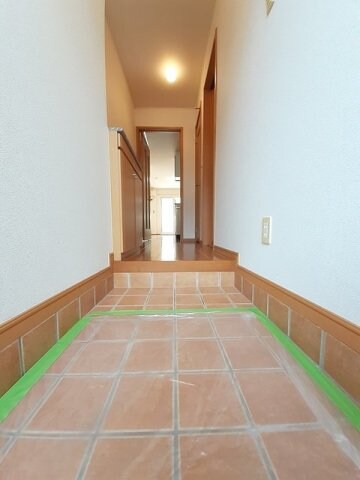 物件内観写真15　(ゆったりとした玄関です)