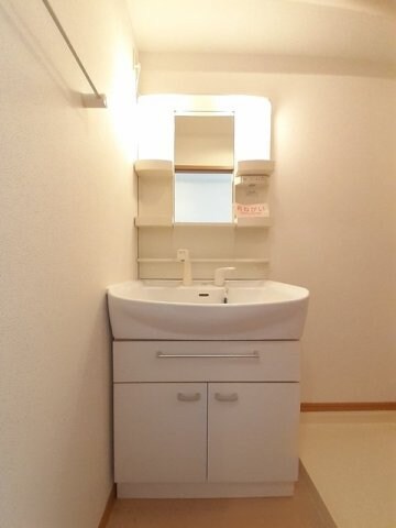 物件内観写真17　(ゆったりとスペースのある洗面所)