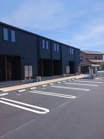 物件外観写真2　(駐車場があるので、車を買う予定の方も安心です)