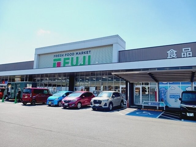 物件外観写真3　(フジ志津川店様まで550m)