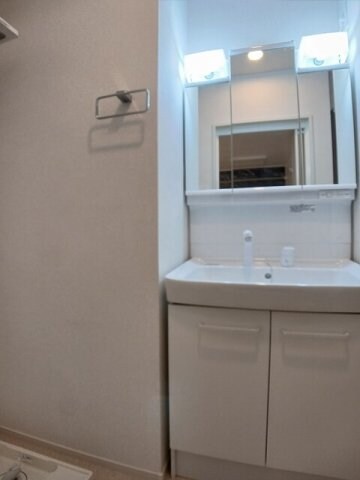 物件内観写真17　(ゆったりとスペースのある洗面所)