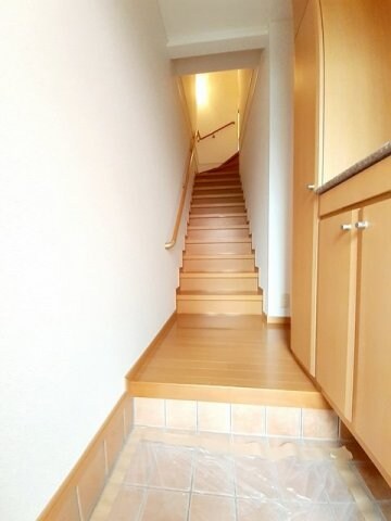 物件内観写真15　(ゆったりとした玄関です)